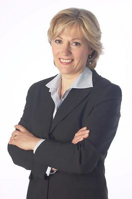 Smiling businesswoman with arms crossed uid 1280851.jpg
