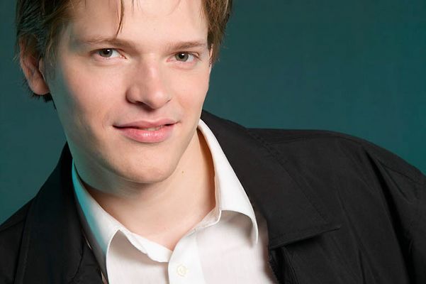 Smiling male adult uid 1453426.jpg