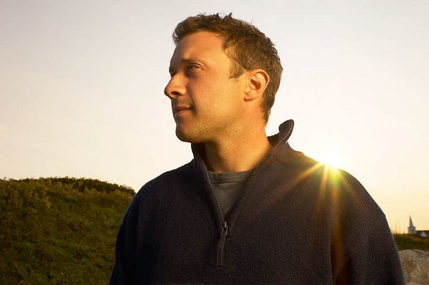 Sun shining over man shoulder uid 1430258.jpg