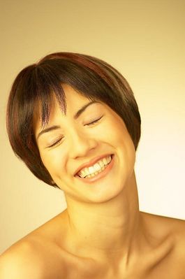 Woman head and shoulders uid 1344476.jpg