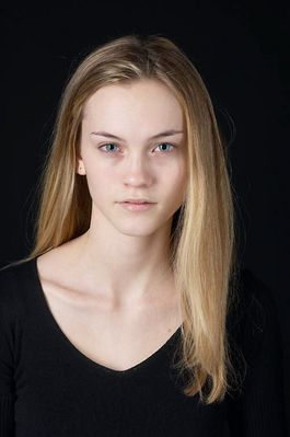 Woman in front of black background uid 1426776.jpg