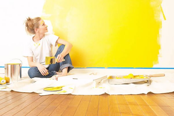 Woman with painting paraphernalia BE 10.jpg