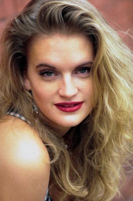 Woman with wavy blonde hair.jpg