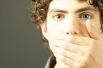 اسم الصورة=Young man covering his mouth.jpg
حجم الملف=51كيلوبايت
الأبعاد=768x510
تاريخ الإضافة=%068 %28, %2005 Young man covering his mouth.jpg