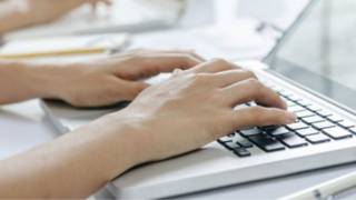 يد تنقر لوحة مفاتيح كمبيوتر