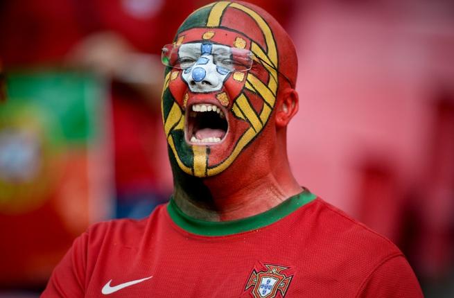 احد مشجعي المنتخب البرتغالي ينشد النشيد الوطني قبيل مباراة ودية امام استونيا على ملعب لوش في لشبونة