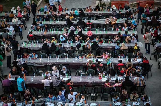 وقف الديانة التركي ينظم إفطارا جماعيا لألف يتيم في غزة
