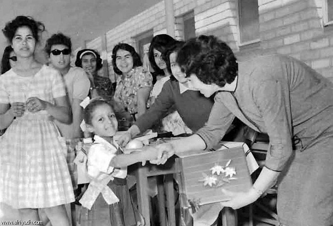 .. وفي طفولتها مع الأطفال