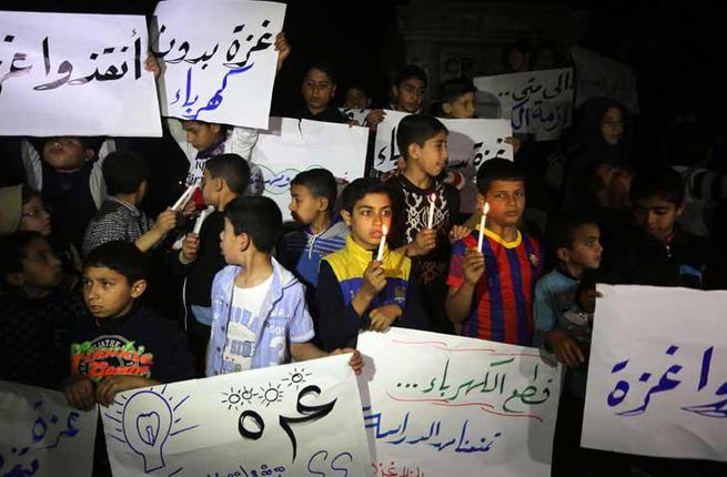 إضاءة شموع في غزة احتجاجا على أزمة الكهرباء